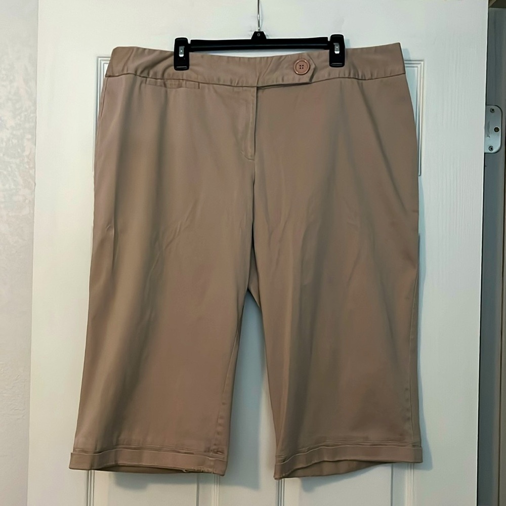 WOMEN’S PLUS SIZE KHAKI SHORTS : SIZE 22W